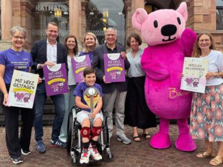 Engels-Fackel macht auf Kinderhospizarbeit aufmerksam: Station am Wiesbadener Rathaus