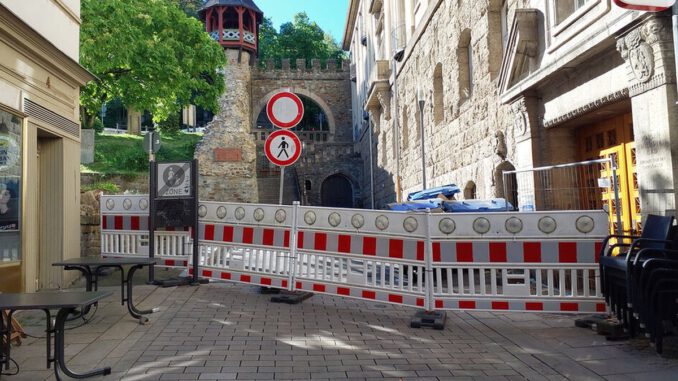Fassadenschaden am Gebäudekomplex Am Römertor 9 führt zu Sperrungen