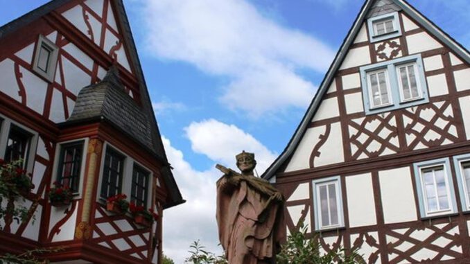 Kopf der Nepomuk-Statue in Erbach nach Vandalismus wieder befestigt Kopf der Nepomuk-Statue in Erbach nach Vandalismus wieder befestigt