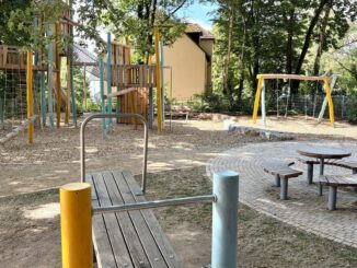 Moabiter Straße: Südteil des Spielplatzes in Erbenheim mit neuem Kletterbereich und inklusiver Ausstattung eröffnet