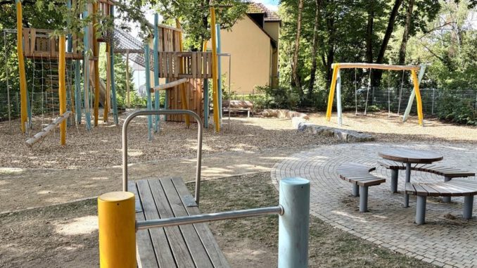 Moabiter Straße: Südteil des Spielplatzes in Erbenheim mit neuem Kletterbereich und inklusiver Ausstattung eröffnet