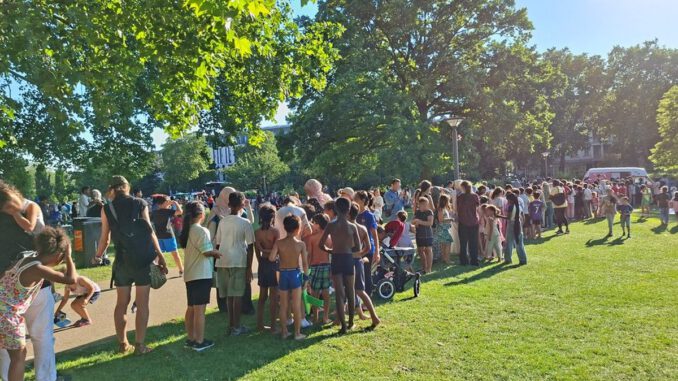 Sommerwiese in Wiesbaden verkürzt wegen Hitzewarnung: 300 Eisgutscheine für Kinder verteilt Sommerwiese in Wiesbaden verkürzt wegen Hitzewarnung: 300 Eisgutscheine für Kinder verteilt