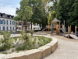 Spielplatz am Schlosspark Biebrich eröffnet: Wasseranlage, Kletterburg und inklusives Karussell