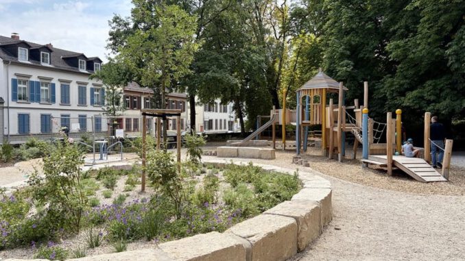 Spielplatz am Schlosspark Biebrich eröffnet: Wasseranlage, Kletterburg und inklusives Karussell