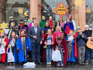 Sternsinger überbringen Segen im Wiesbadener Rathaus und thematisieren Kinderarbeit
