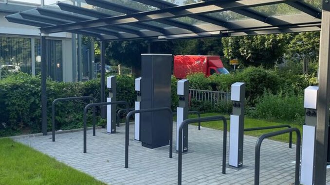 Überdachte Fahrradstation ergänzt Parkhaus am Elsässer Platz in Wiesbaden