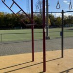 Wiesbaden ergänzt Amöneburger Sportplatz um Calisthenics Anlage und öffentlichen Basketballkorb