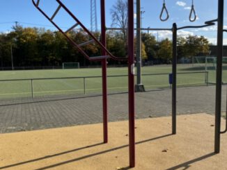 Wiesbaden ergänzt Amöneburger Sportplatz um Calisthenics Anlage und öffentlichen Basketballkorb