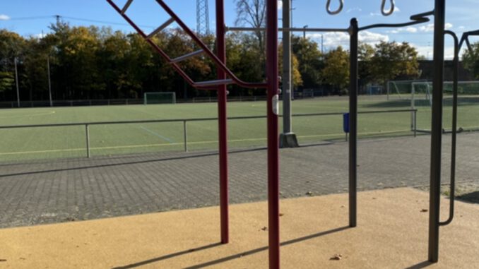 Wiesbaden ergänzt Amöneburger Sportplatz um Calisthenics Anlage und öffentlichen Basketballkorb Wiesbaden ergänzt Amöneburger Sportplatz um Calisthenics Anlage und öffentlichen Basketballkorb