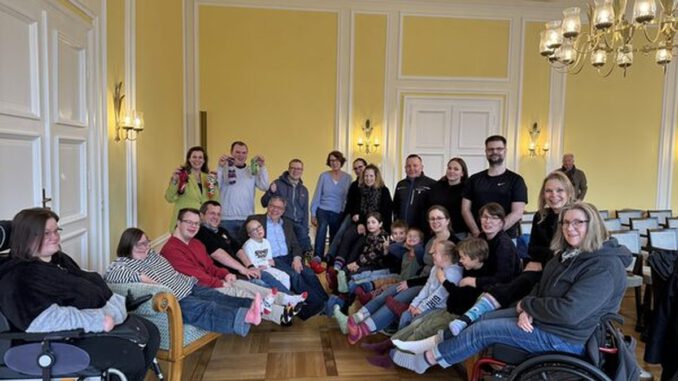 Wiesbaden ruft zum Tragen ungleicher Socken auf zum Welt Down Syndrom Tag