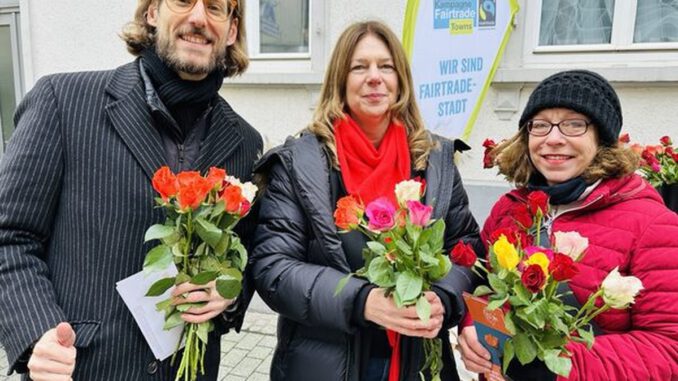 Wiesbaden verteilt Fairtrade-Rosen zum Valentinstag und weist auf faire Lieferketten hin